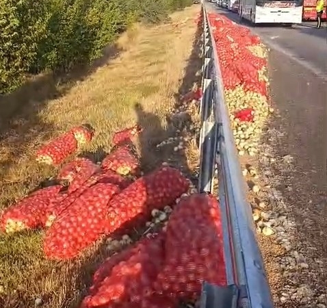 Eskişehir-Sivrihisar yolunda soğan yüklü kamyon devrildi: 2 yaralı