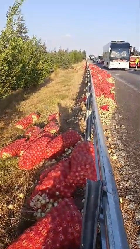 Kamyon devrildi, tonlarca soğan yola saçıldı: 2 yaralı