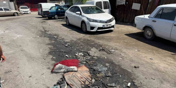 Sokaktaki derin çöküntü ve içine dolan atıklar
