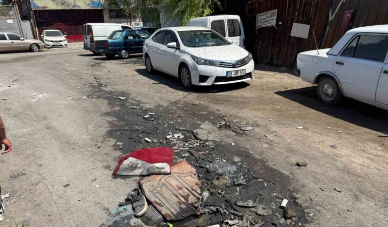 Eskişehir’de yoldaki derin çöküntü ve biriken atıklar ulaşımı etkiliyor