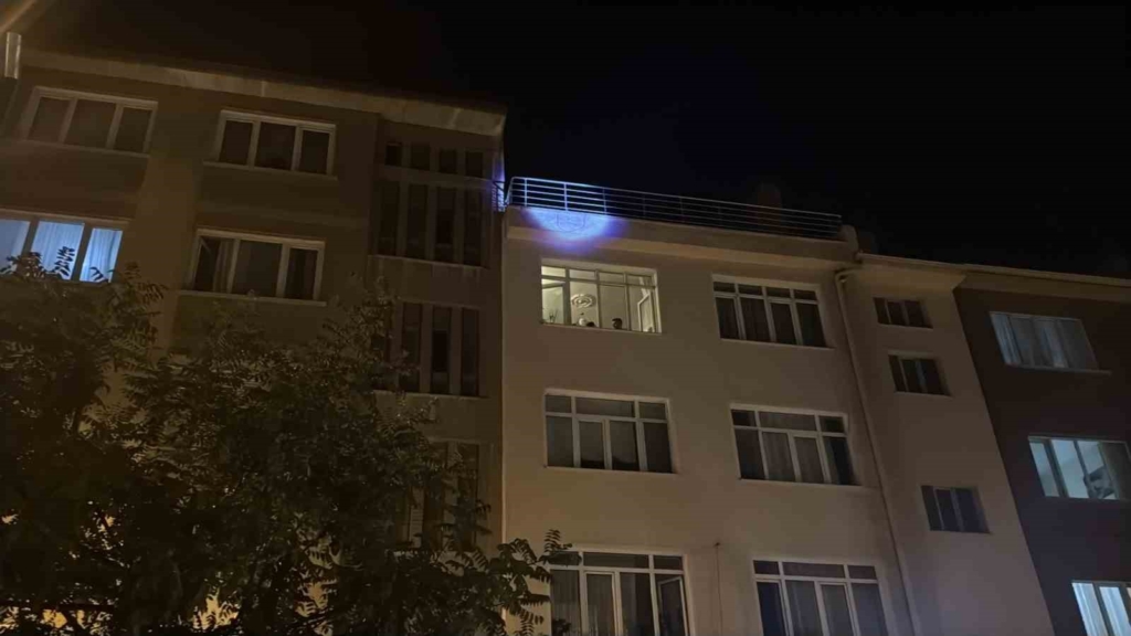 Çatıdan çatıya dolaştı, polisi saatlerce uğraştırdı