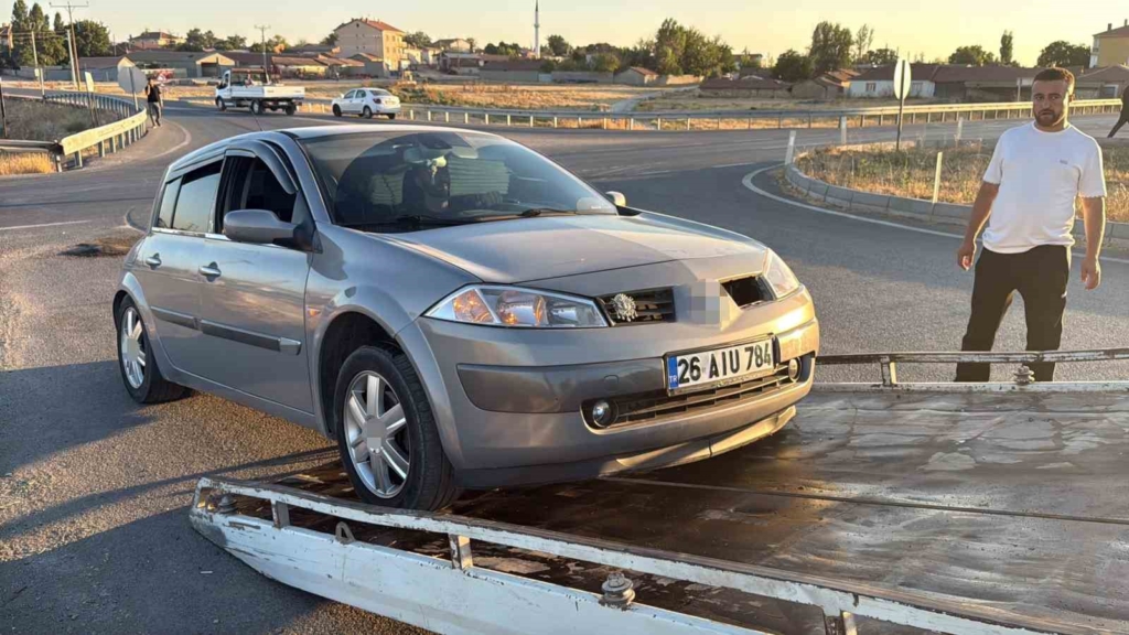 Eskişehir’de iki araç kavşakta çarpıştı: 3 yaralı