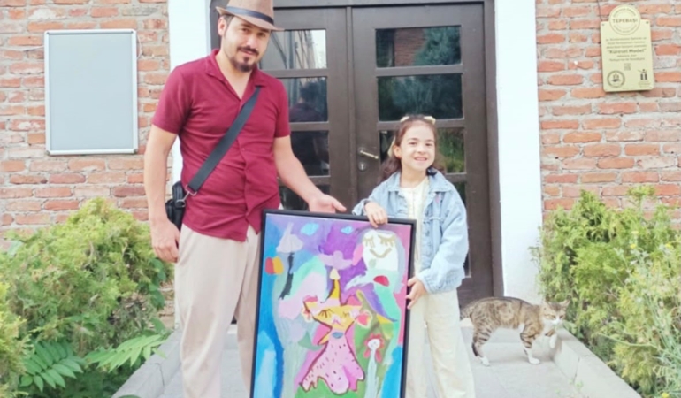 Eskişehir’deki Frig Sergisine 6 yaşındaki minik ressam damga vurdu