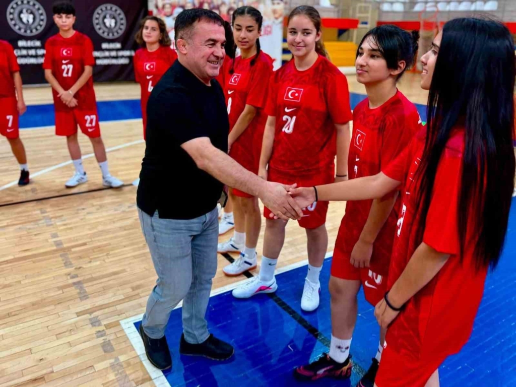 İşitme Engelliler Genç Kız Futsal Milli Takımı kampı Bilecik’te başladı