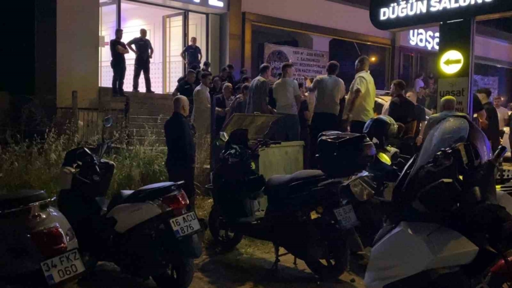 Düğünde çalınan şarkıyı beğenmeyen iki grup arası bıçaklı kavga: 3 yaralı