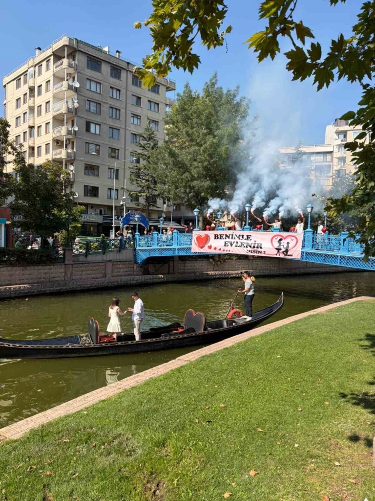 Gondol turunda sürpriz evlilik teklifi