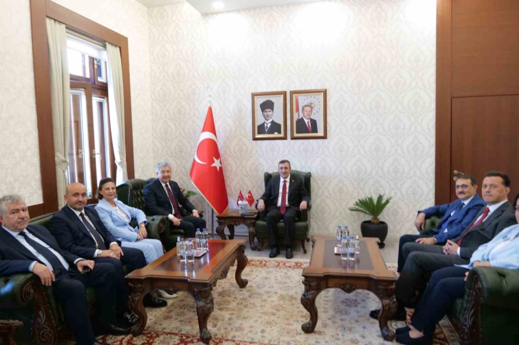 Cumhurbaşkanı Yardımcısı Yılmaz, Eskişehir Valiliğini ziyaret etti