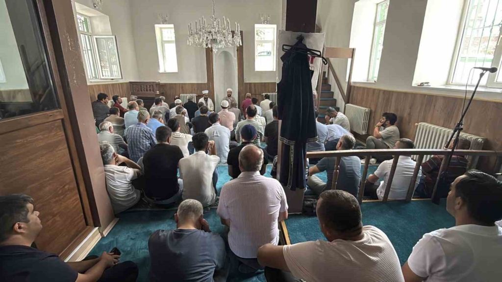 Yıldırım düşmesi sonucu ağır hasar alan cami el birliği için onarıldı, ibadete açıldı