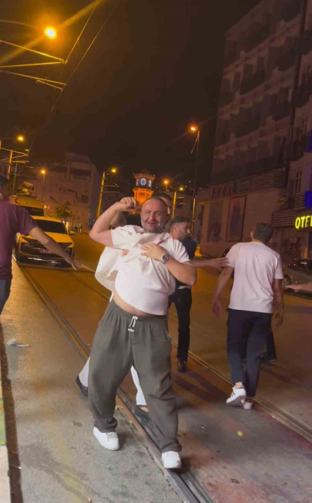 Gece kulübünden çıkıp kavgaya böyle tutuştular… Ayakta zor durdular