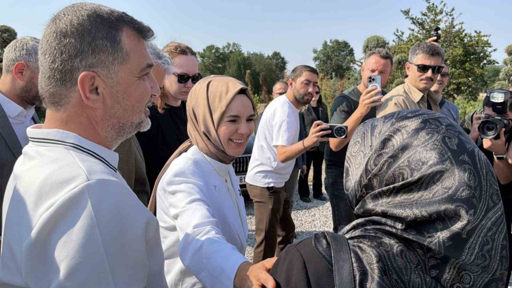 Bakan Göktaş Düzce’de yaban mersini topladı