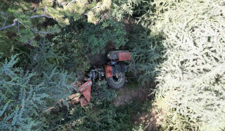 Afyonkarahisar’da traktör 30 metrelik uçuruma yuvarlandı: 2 yaralı