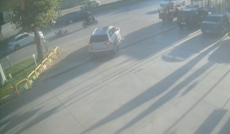 Bursa’da direksiyon hakimiyetini kaybeden motosiklet otomobile çarptı