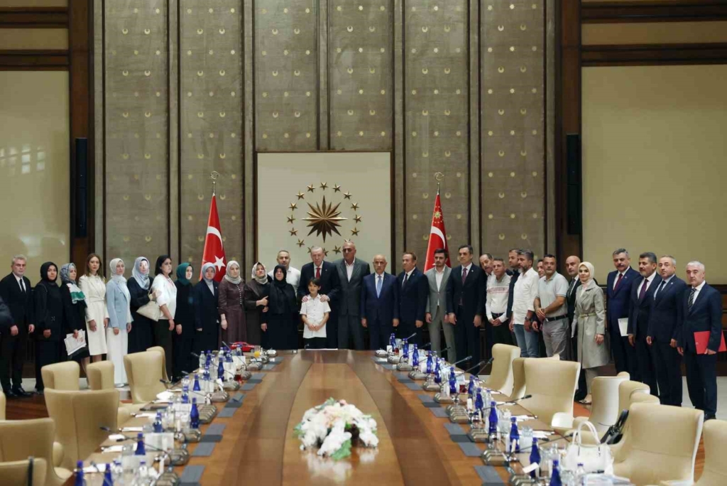 Cumhurbaşkanı Erdoğan, Kahramanmaraş’taki okul saldırısında hayatını kaybeden öğrencilerin ailelerini kabul etti