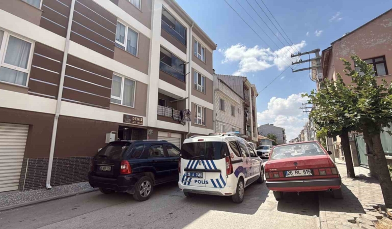 Eskişehir’de camda otururken bahçeye düşen çocuk hastaneye kaldırıldı