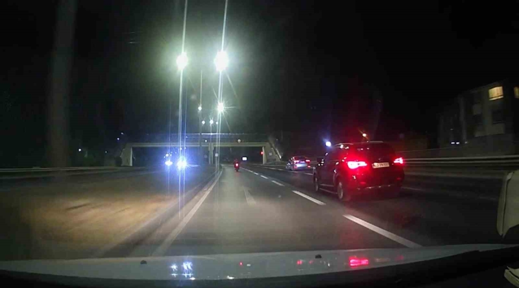 Otomobil ile 2 motosiklet yarış yaparak trafiği tehlikeye düşürdü
