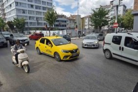 Elektrik kesintisi sebebiyle trafik ışıkları yanmayınca karışıklık meydana geldi