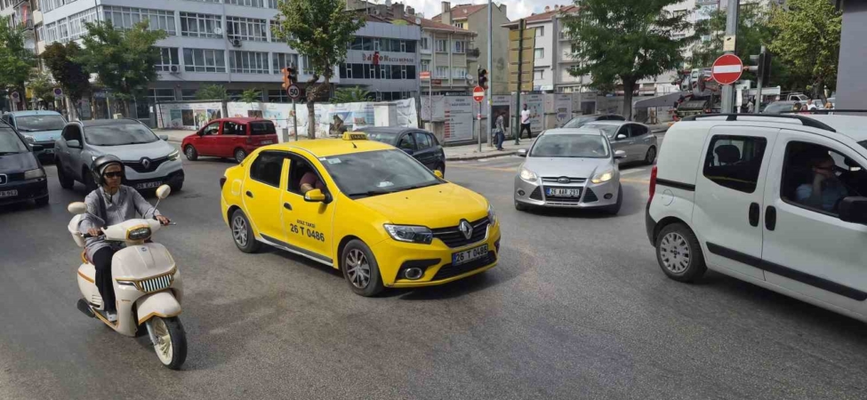 Elektrik kesintisi sebebiyle trafik ışıkları yanmayınca karışıklık meydana geldi