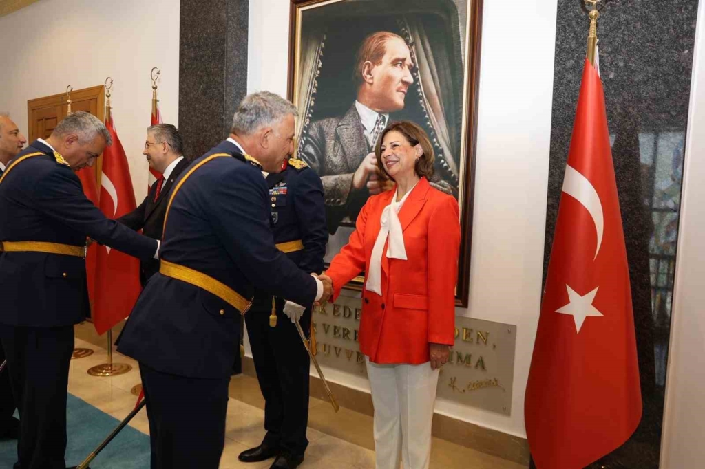 Başkan Ünlüce: "Kahramanlıkla kazanılan, gururla kutlanan zaferin 104. yılı kutlu olsun"