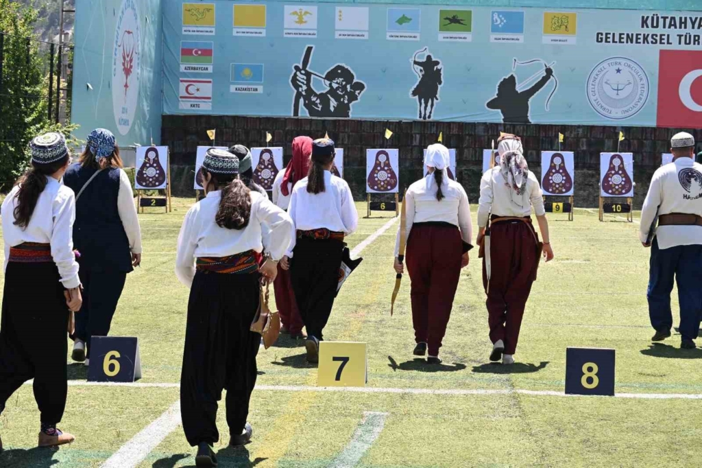 Kütahya’da tarihi Ok Meydanı’nda 490 sporcu şampiyonluk için ok atıyor