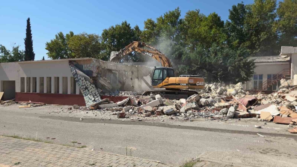 Orhangazi’deki meslek lisesinin yıkımına başlandı