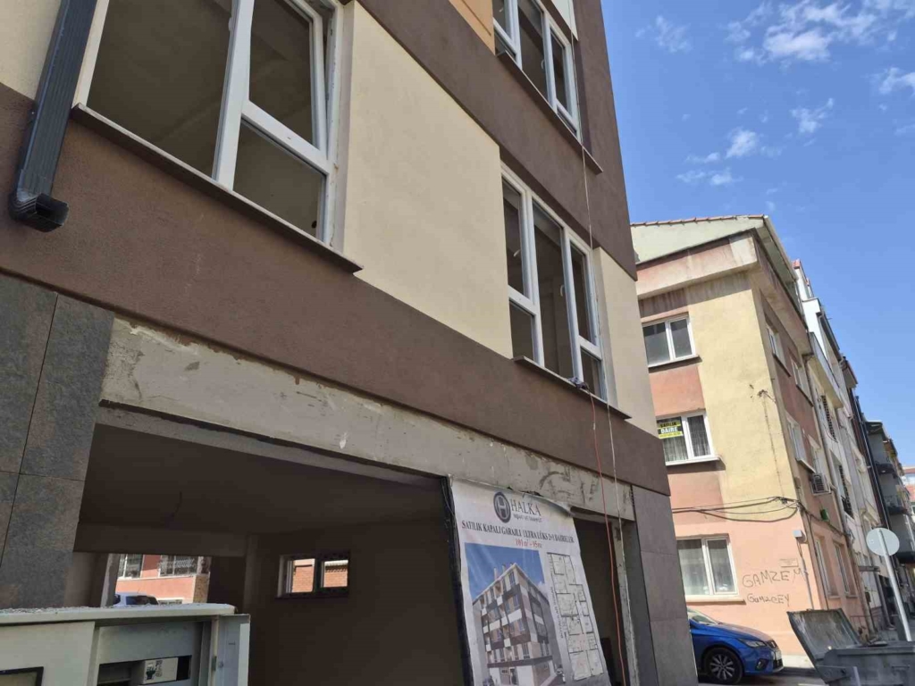 Eskişehir’de kapağı açık bırakılan elektrik panosu korkutuyor