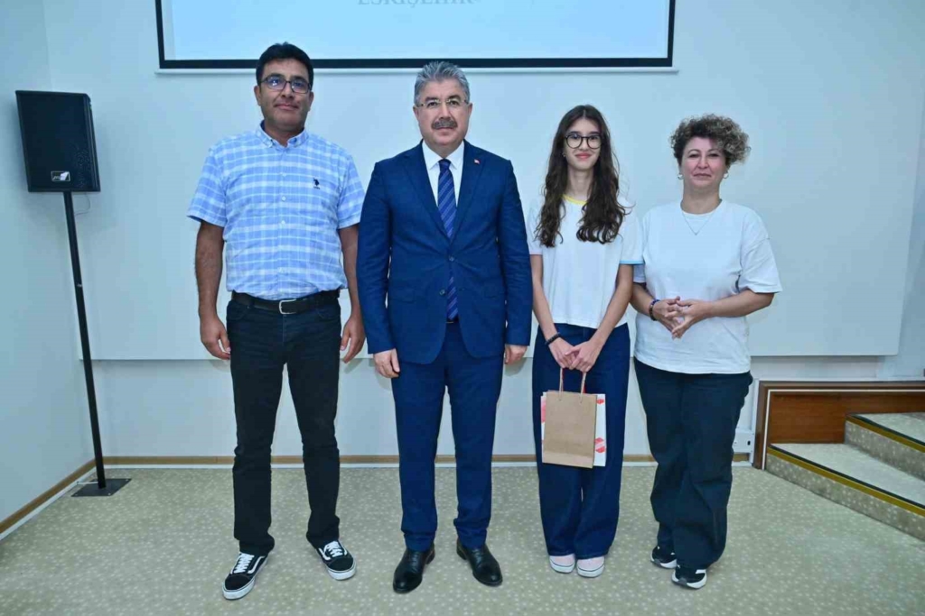 Vali Yılmaz, YKS ve LGS’de tam puan alan öğrencilerle bir araya geldi
