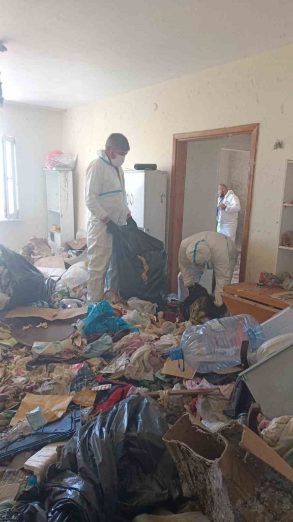 Balkan Mahallesi’nde evden 28 ton çöp çıkarıldı