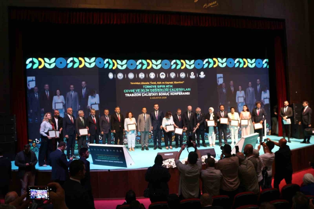 Bakan Kacır: "Sanayi devriminden bu yana yaklaşık 1,5 derece ısınan yerküre, bugün alarm veriyor"