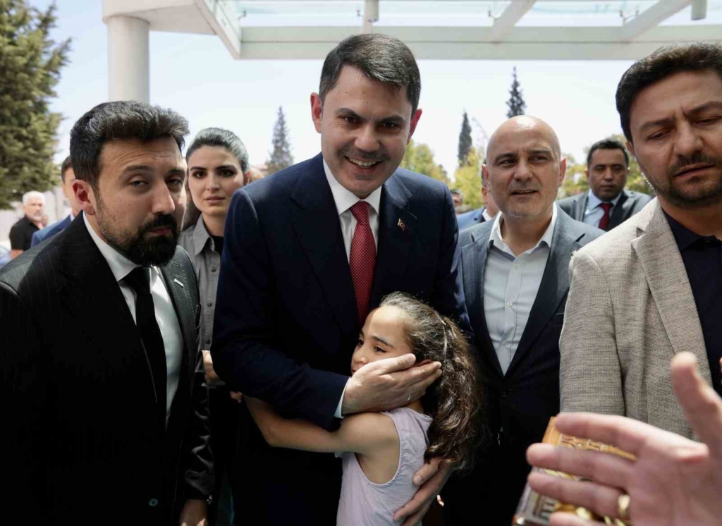 Bakan Kurum, Kahramanmaraş’ta Kapalıçarşı’yı ziyaret etti