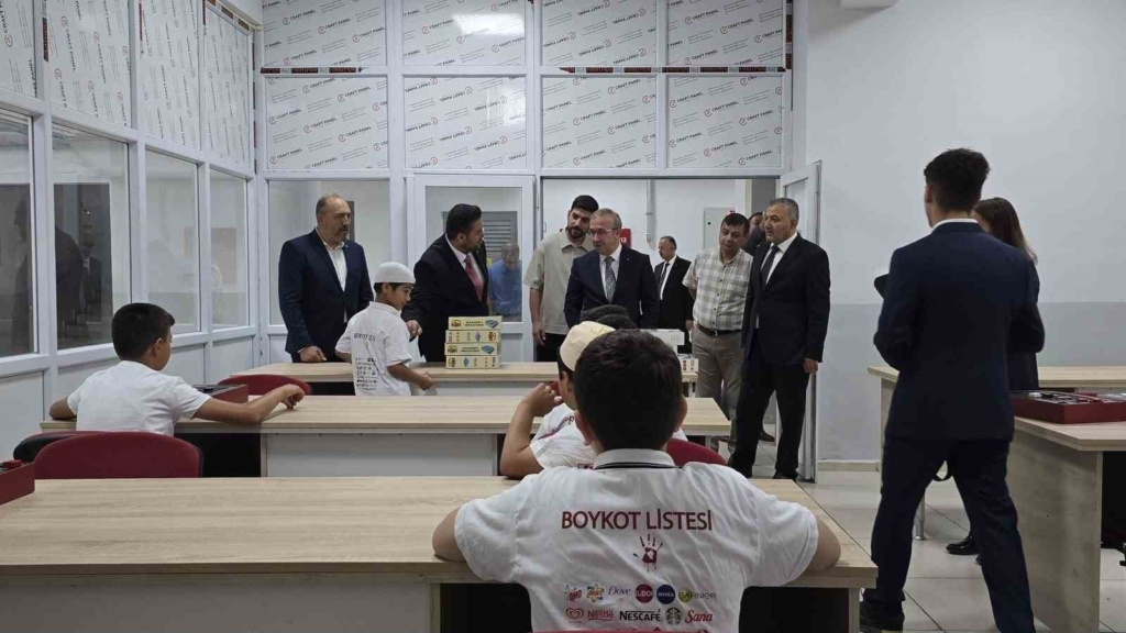 TÜGVA Eskişehir Yaz Okulu’na Vali Yılmaz’dan anlamlı ziyaret