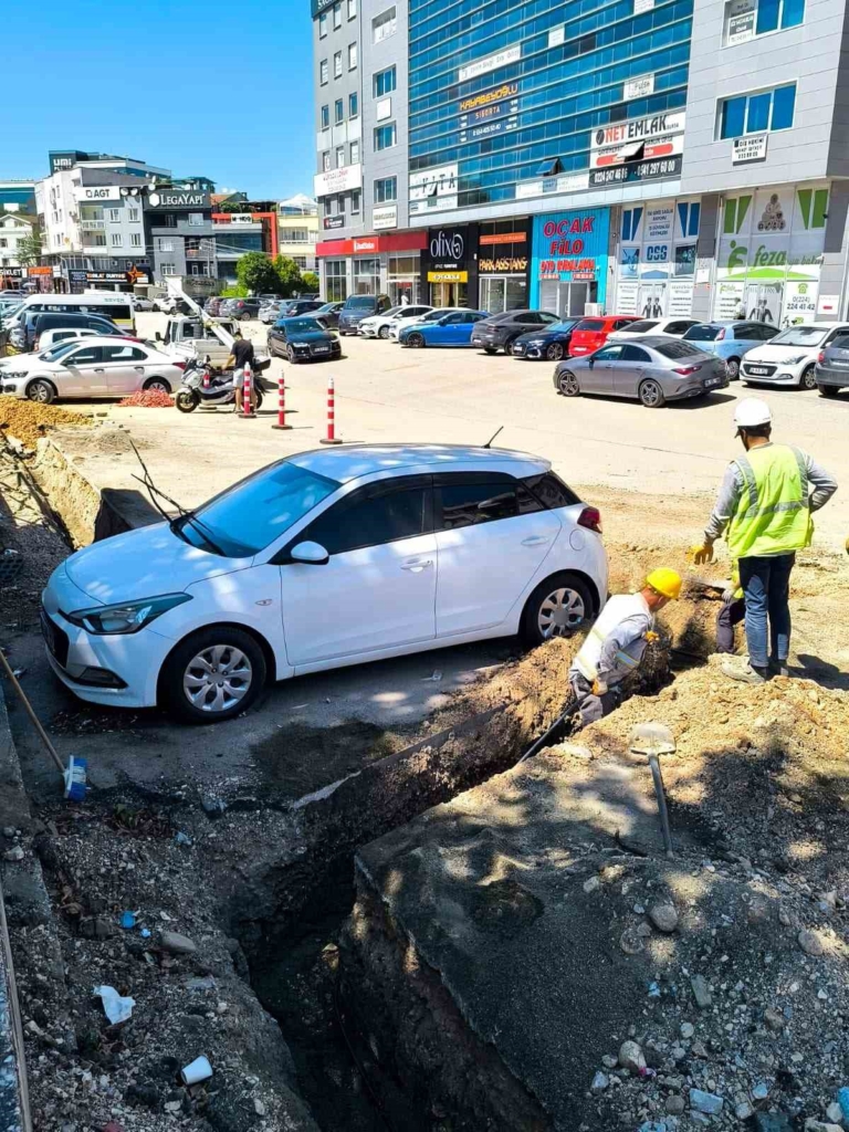 Araç sahibine ulaşılamayınca otomobilin etrafını kazdılar