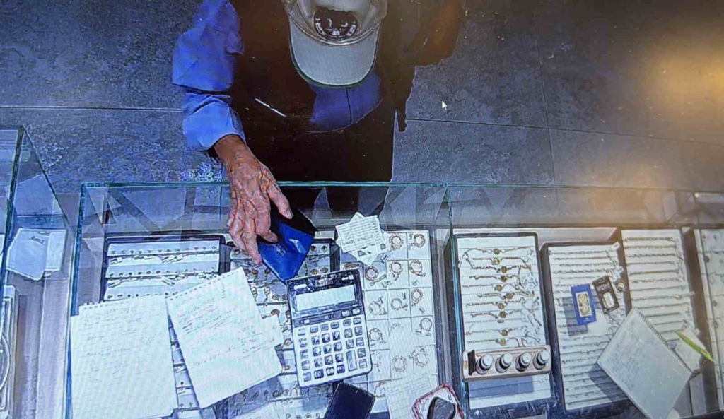 Umre parasını kuyumcunun dikkati sayesinde kurtardı