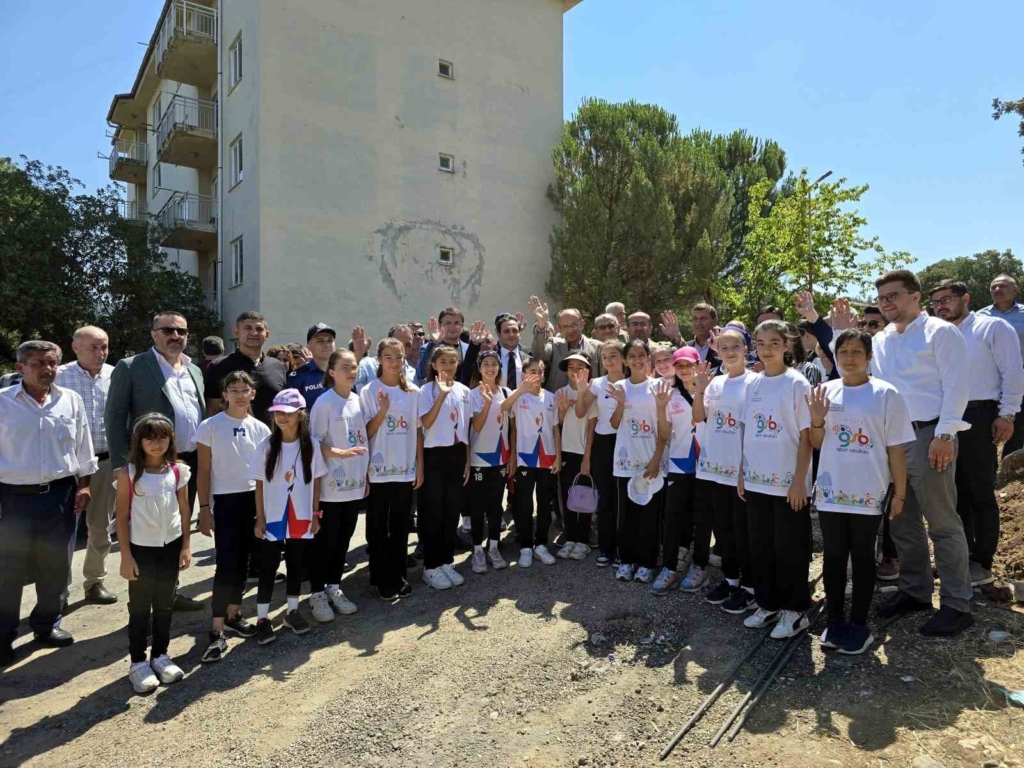 Orhaneli’de yarı olimpik yüzme havuzu temeli atıldı
