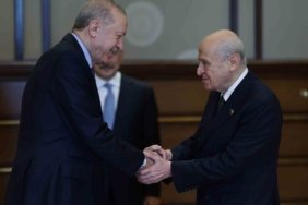 Cumhurbaşkanı Recep Tayyip Erdoğan ve MHP lideri Devlet Bahçeli’nin Cumhurbaşkanlığı Külliyesindeki görüşmesi başladı.