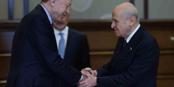 Cumhurbaşkanı Recep Tayyip Erdoğan ve MHP lideri Devlet Bahçeli’nin Cumhurbaşkanlığı Külliyesindeki görüşmesi başladı.
