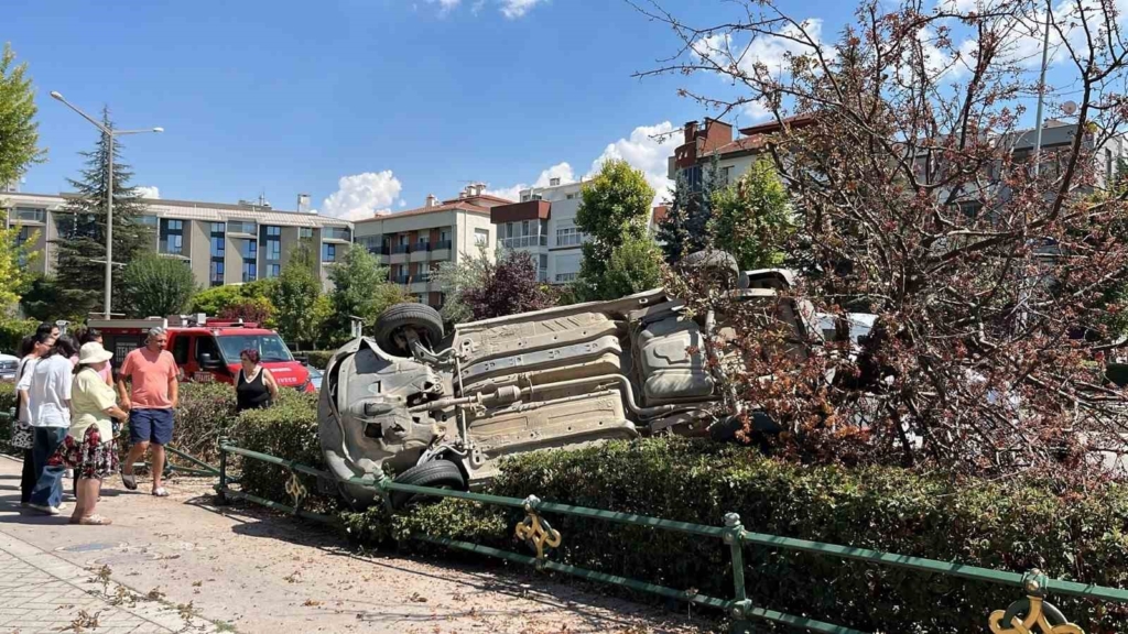 Eskişehir’de araç, çarptığı ağacı devirip takla attı