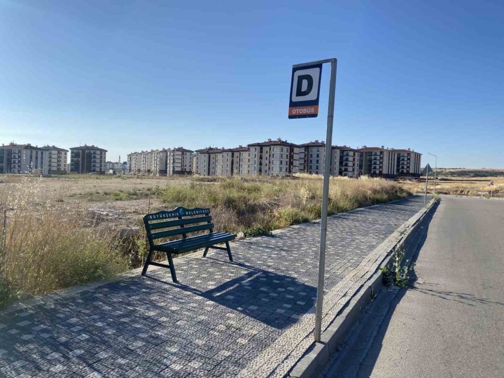 Vatandaşın taşta oturarak otobüs beklediği durağa bank konuldu