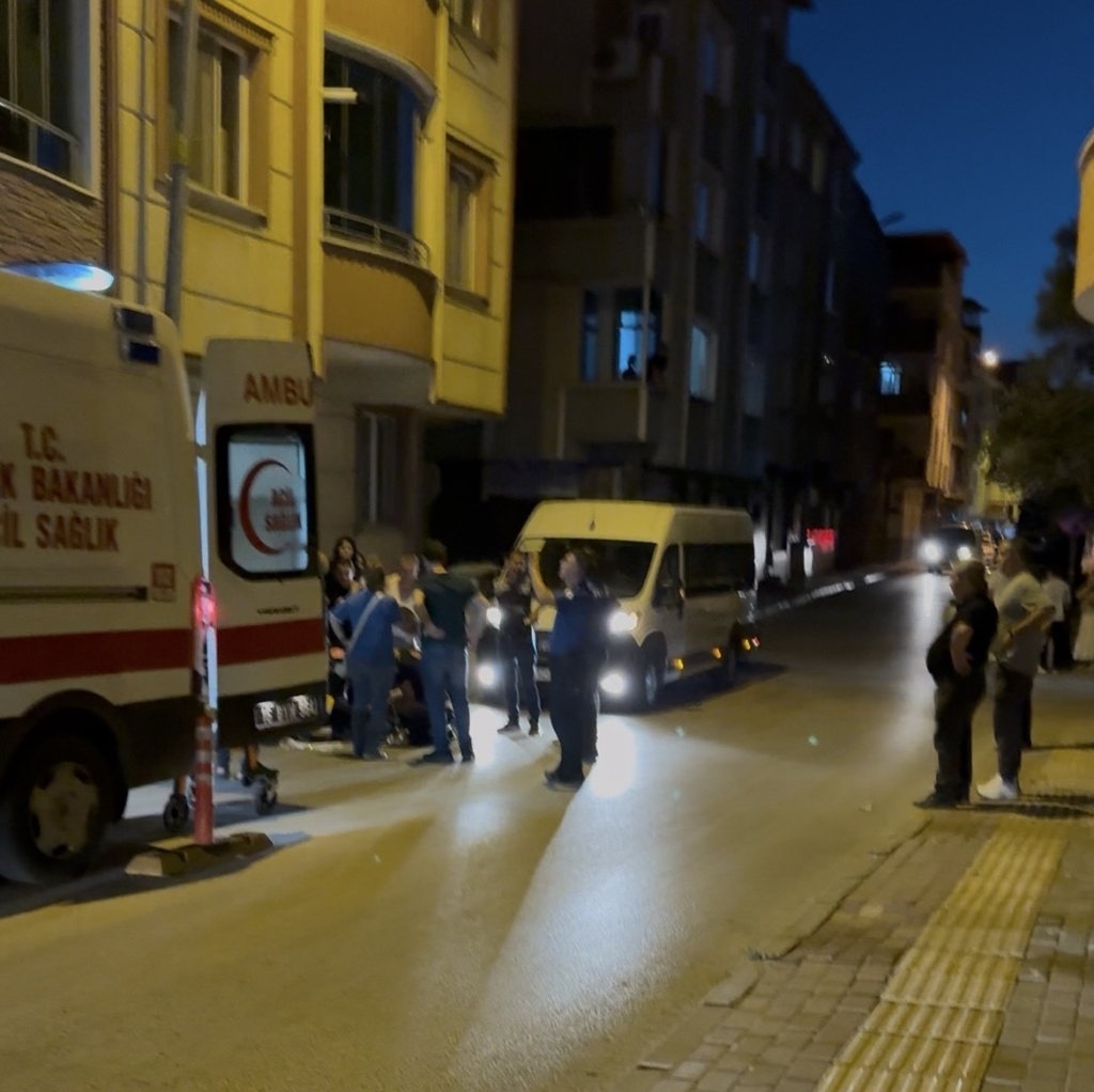 Aniden yola fırlayan çocuğa minibüs çarptı