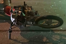 Otomobille çarpışan plakasız motosikletteki iki şahıs toparlayarak kaçtı
