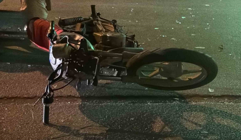 Otomobille çarpışan plakasız motosikletteki iki kişi kaçtı