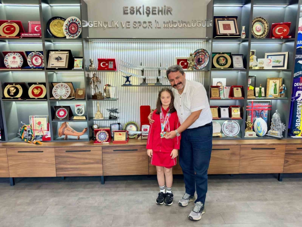 Özel sporcu Elif Ertek’in çifte başarısı gururlandırdı
