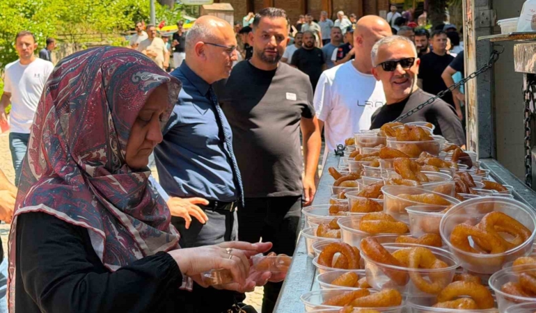 AK Parti’nin 25’inci kuruluş yıl dönümünde lokma dağıtıldı