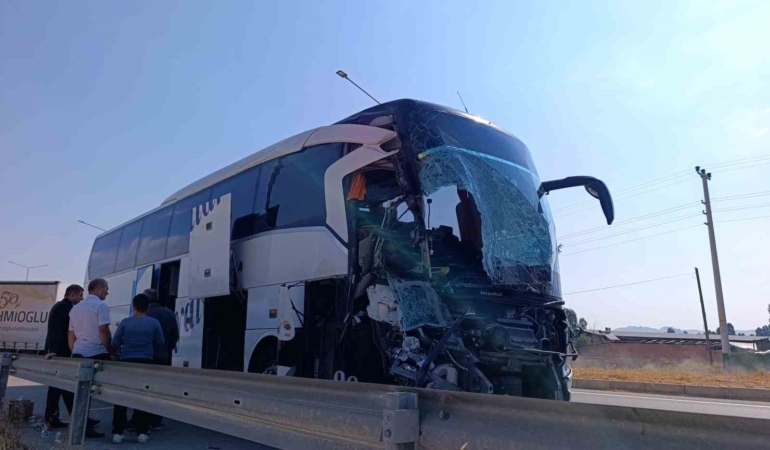 Afyonkarahisar’da yolcu otobüsü kamyonete çarptı: 1 ölü, 15 yaralı