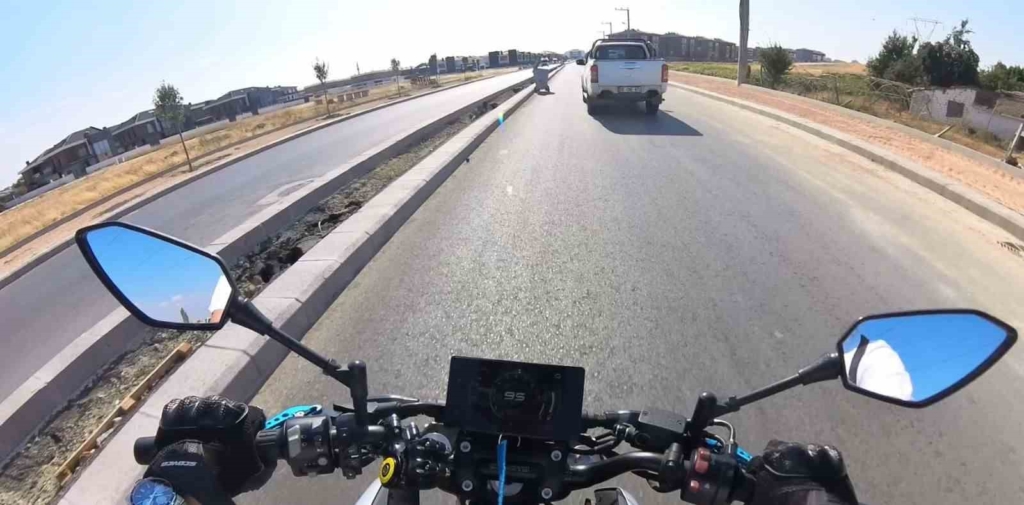 Önündeki aracı sollamaya çalışan motosiklet sürücüsü yola bırakılan çöp konteynerine çarptı