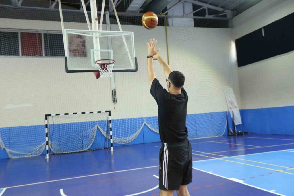 İşitme engelli Koç Fikret Sözen, parkenin yıldızlarını yetiştiriyor