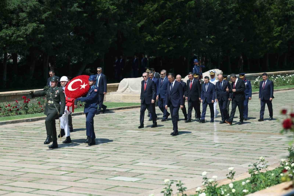 Cumhurbaşkanı Erdoğan başkanlığındaki YAŞ üyeleri Anıtkabir’i ziyaret etti
