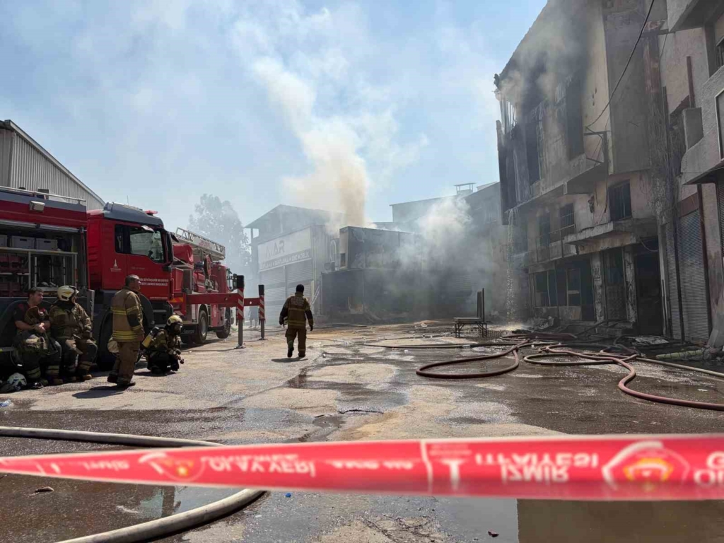İzmir’de sünger deposunda yangın