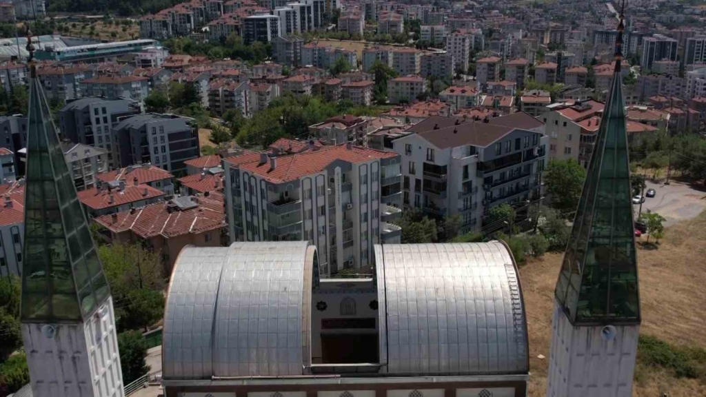 Bursa’daki ’Sunrooflu Cami’ mimarisiyle dikkat çekiyor