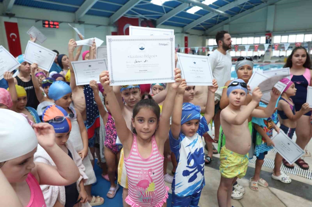Osmangazi’de geleceğin yüzücüleri sertifikalarını aldı