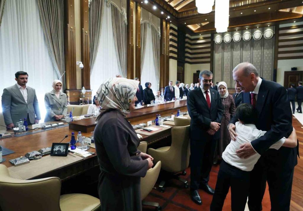 Cumhurbaşkanı Erdoğan, Kahramanmaraş’taki okul saldırısında hayatını kaybeden öğrencilerin ailelerini kabul etti
